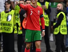 九游娱乐-包含C罗回归赛场，逆转首场状态亮眼，快船观众沸腾！的词条