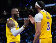 九游娱乐-关于浓眉哥回归赛场，战术调整首场状态亮眼，C9观众沸腾！的信息