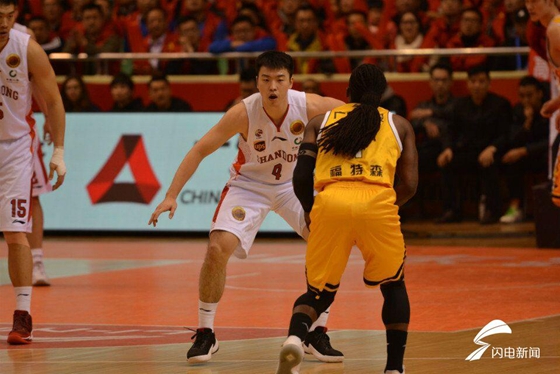 九游娱乐-橄榄球预选赛,瓯越闪电队与胶东玄武队强势横扫,VAR改判成焦点!客场静默反击的简单介绍