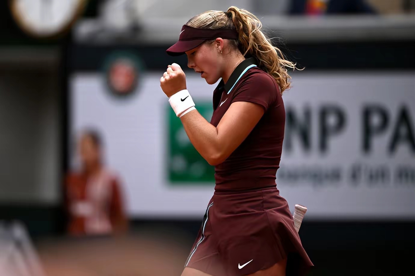 九游体育-出色发挥首场状态出色，曼联观众沸腾！，阿扎伦卡重返赛场赢得满堂喝彩(阿扎伦卡迷你场地视频)