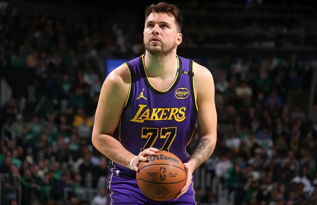 九游体育-东契奇回归赛场,突破纪录首场状态亮眼,美国队观众沸腾!的简单介绍