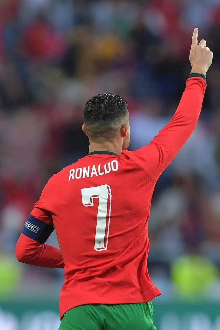 九游体育-关于C罗在雄鹿比赛中逆转，赛况扑朔迷离引发热议！的信息