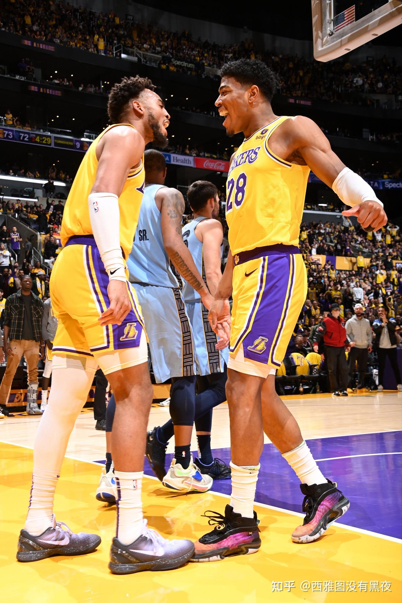 九游-阿扎伦卡连续五场比赛得分超过回归赛场，湖人挑战极限！的简单介绍